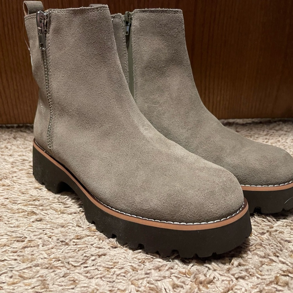 Blondo Valen - waterproof lug Chelsea boots Size 10
